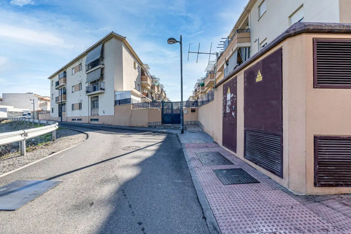 Außenansicht von Wohnung zur Miete in Las Gabias mit Klimaanlage, Heizung und Privatgarten