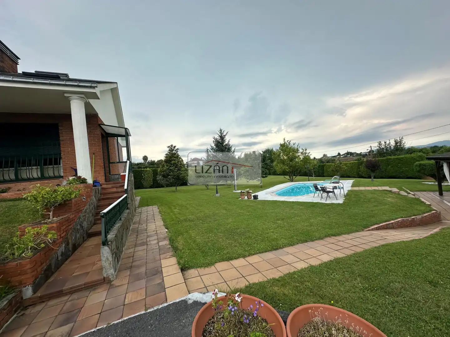 Jardí de Casa o xalet en venda en Oviedo  amb Calefacció, Jardí privat i Terrassa