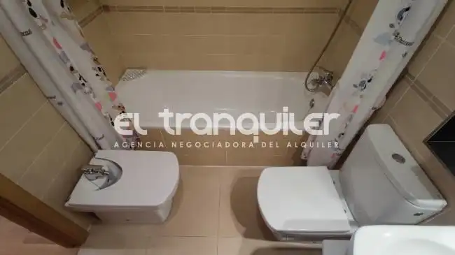 Bathroom of Flat for rent in Madrid  with Swimming Pool, Furnished and Washing machine