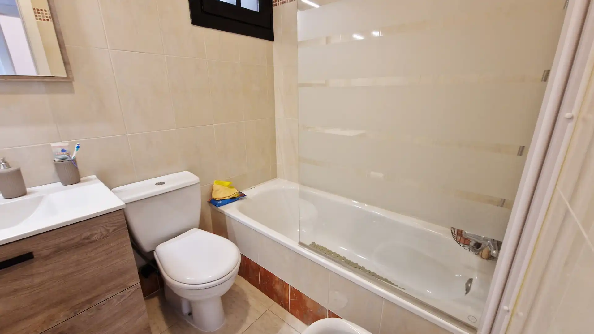 Bany de Apartament en venda en Vélez de Benaudalla amb Moblat, Forn i Rentadora