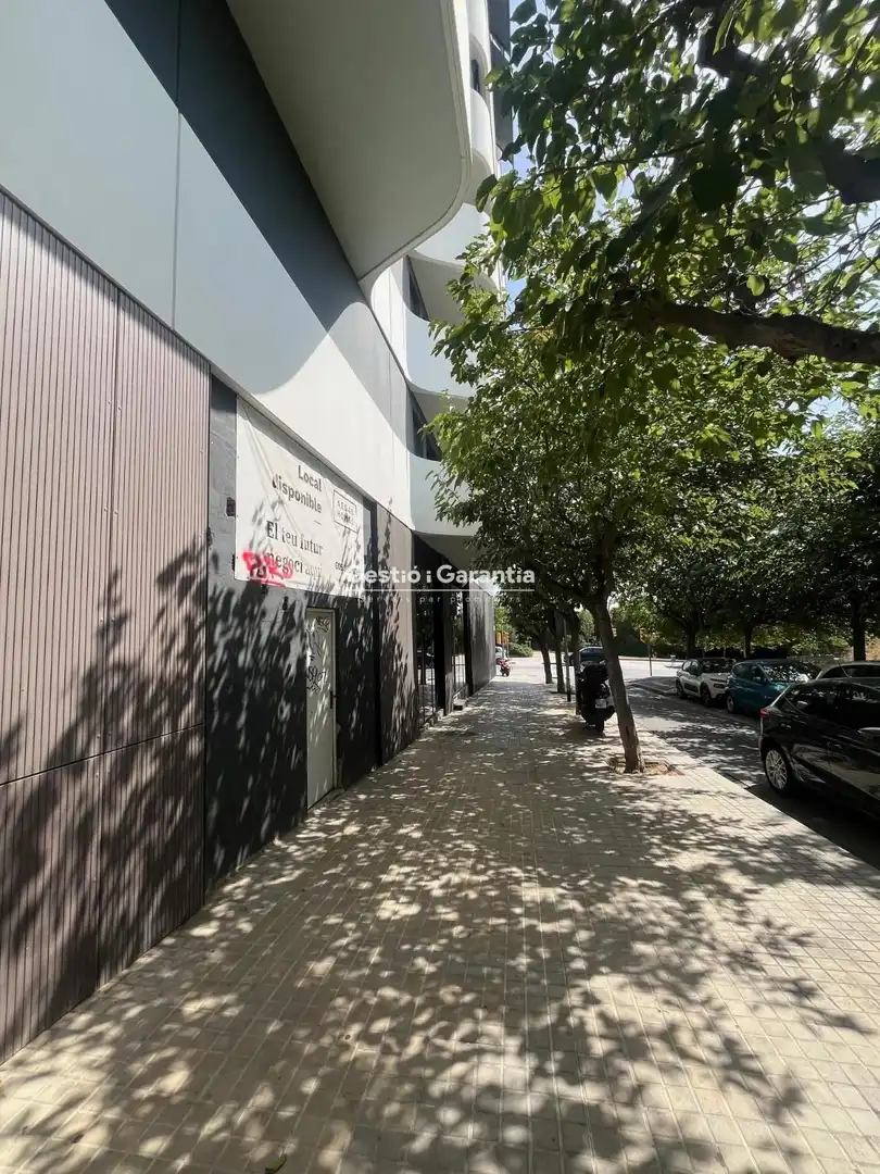 Vista exterior de Local en venta en L'Hospitalet de Llobregat