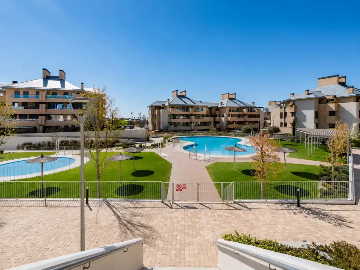 Vista exterior de Pis en venda en Majadahonda amb Aire condicionat, Piscina i Balcó