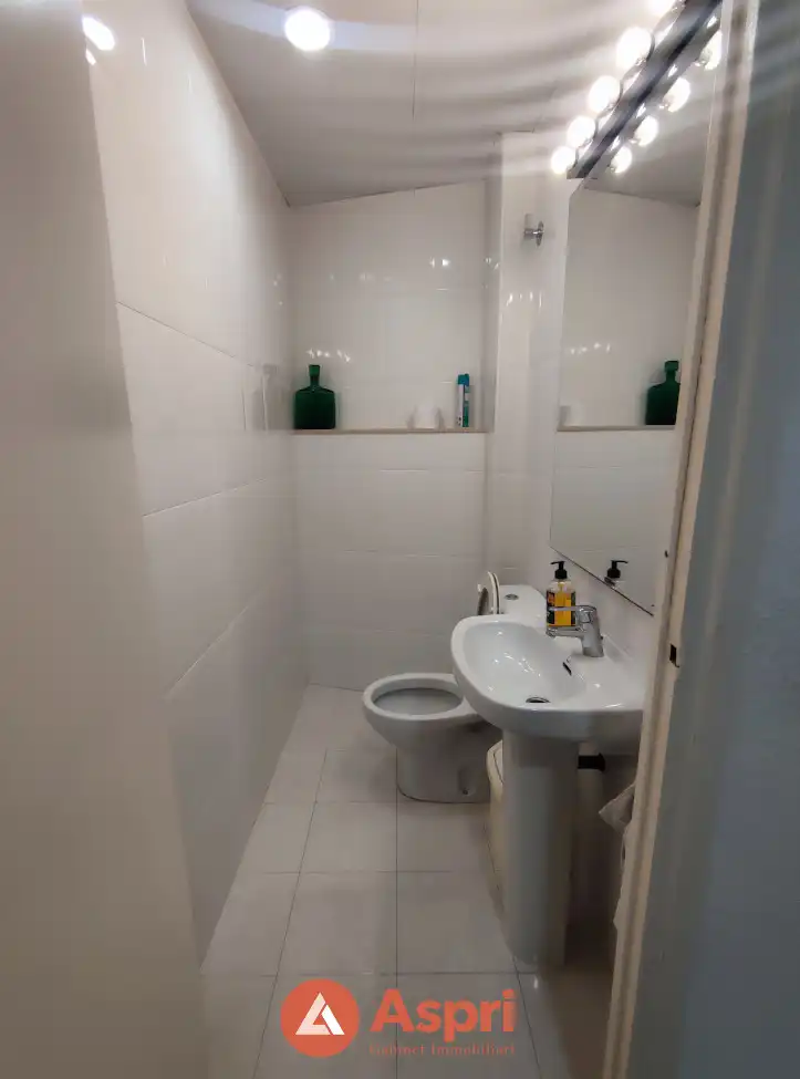 Badezimmer von Geschaftsraum zum Verkauf in Barcelona mit Klimaanlage, Heizung und Möbliert