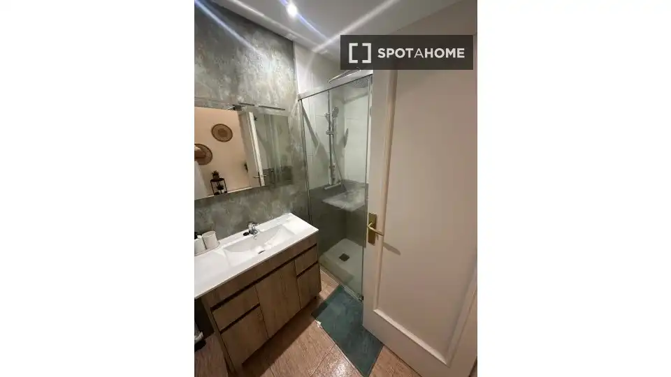 Bathroom of Flat for share in Madrid  with Air Conditioner, Heating and Terrace