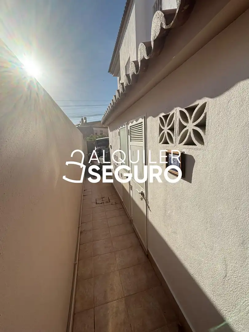 Detached house with pool to rent in Escritor busto previ, imagen 5