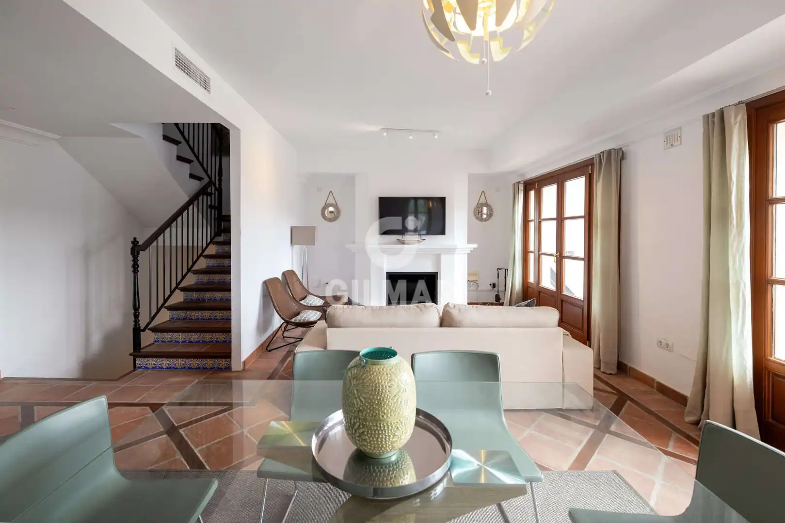Sala de estar de Casa adosada en venta en Benahavís con Calefacción y Piscina
