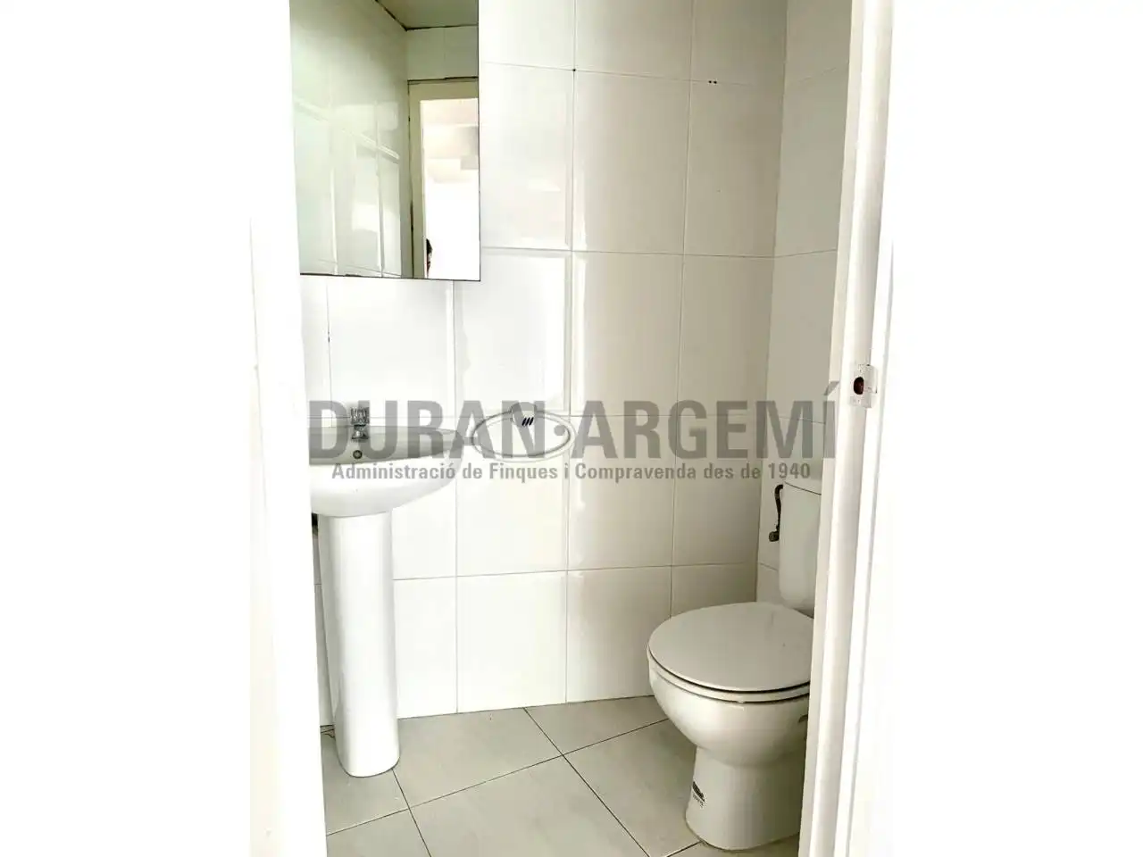 Badezimmer von Geschaftsraum zur Miete in Centre