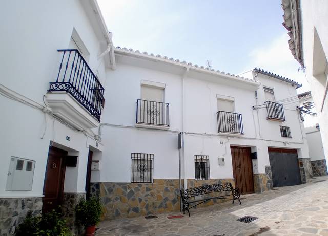 Casa adosada en Venta en Yunquera