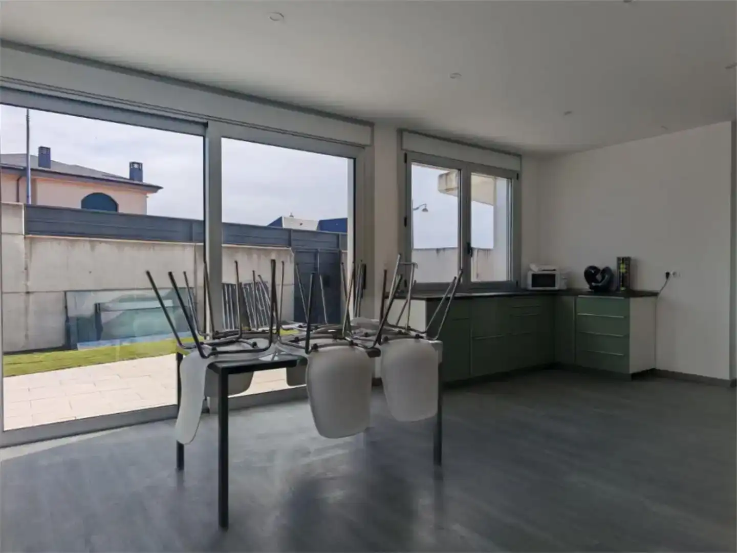 Cuina de Casa o xalet en venda en León Capital  amb Piscina