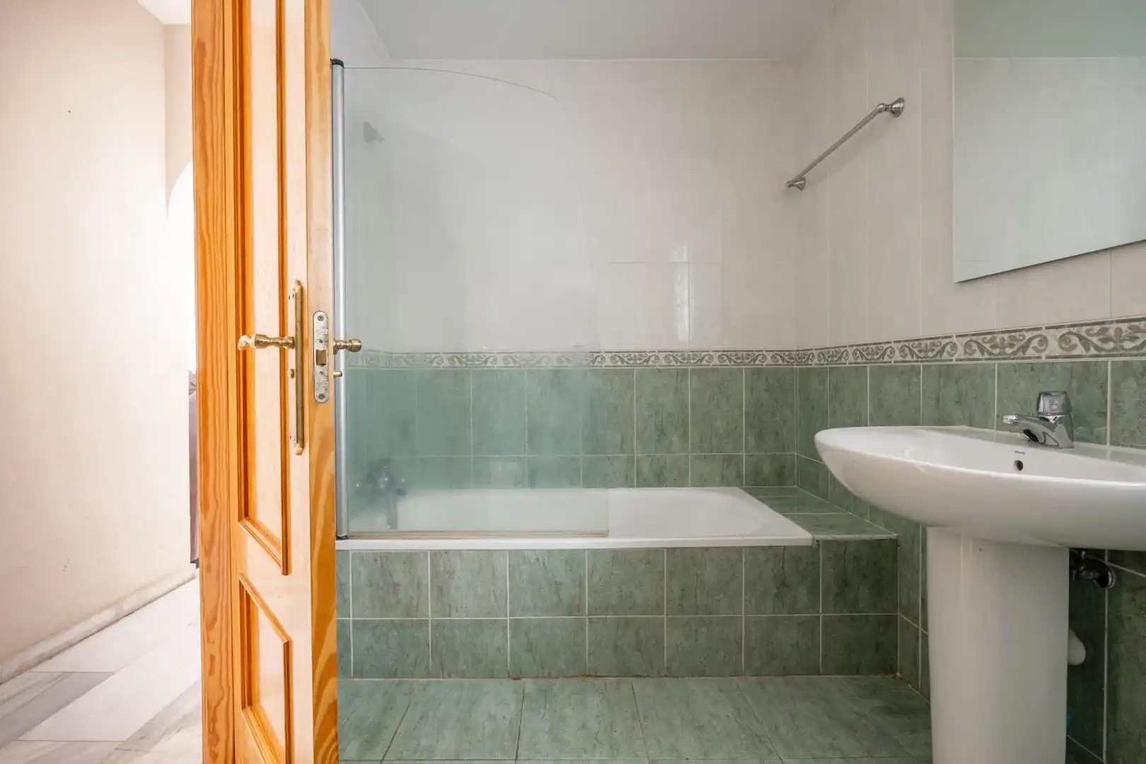 Baño de Piso en venta en Gójar con Terraza, Trastero y Balcón