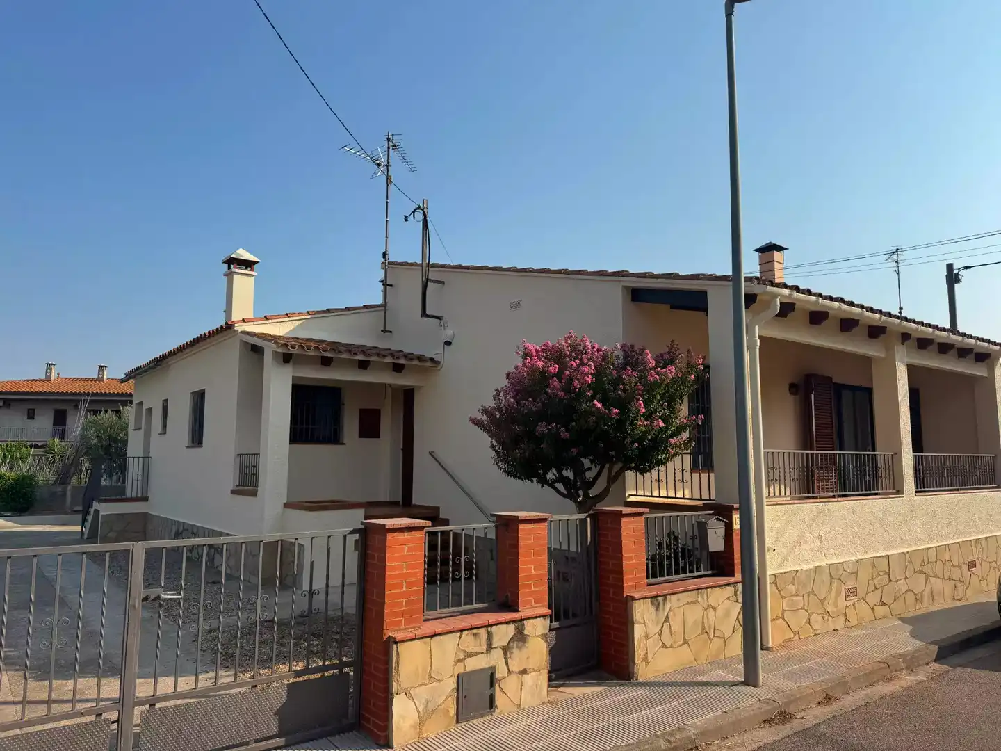 Exterior view of Houses for rent in Borrassà  with Air Conditioner, Heating and Terrace