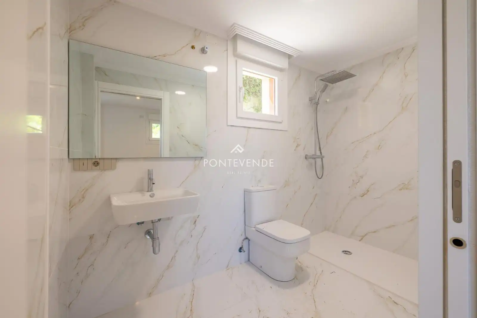 Bathroom of Houses for sale in Sanxenxo  with Private garden, Parquet flooring and Terrace