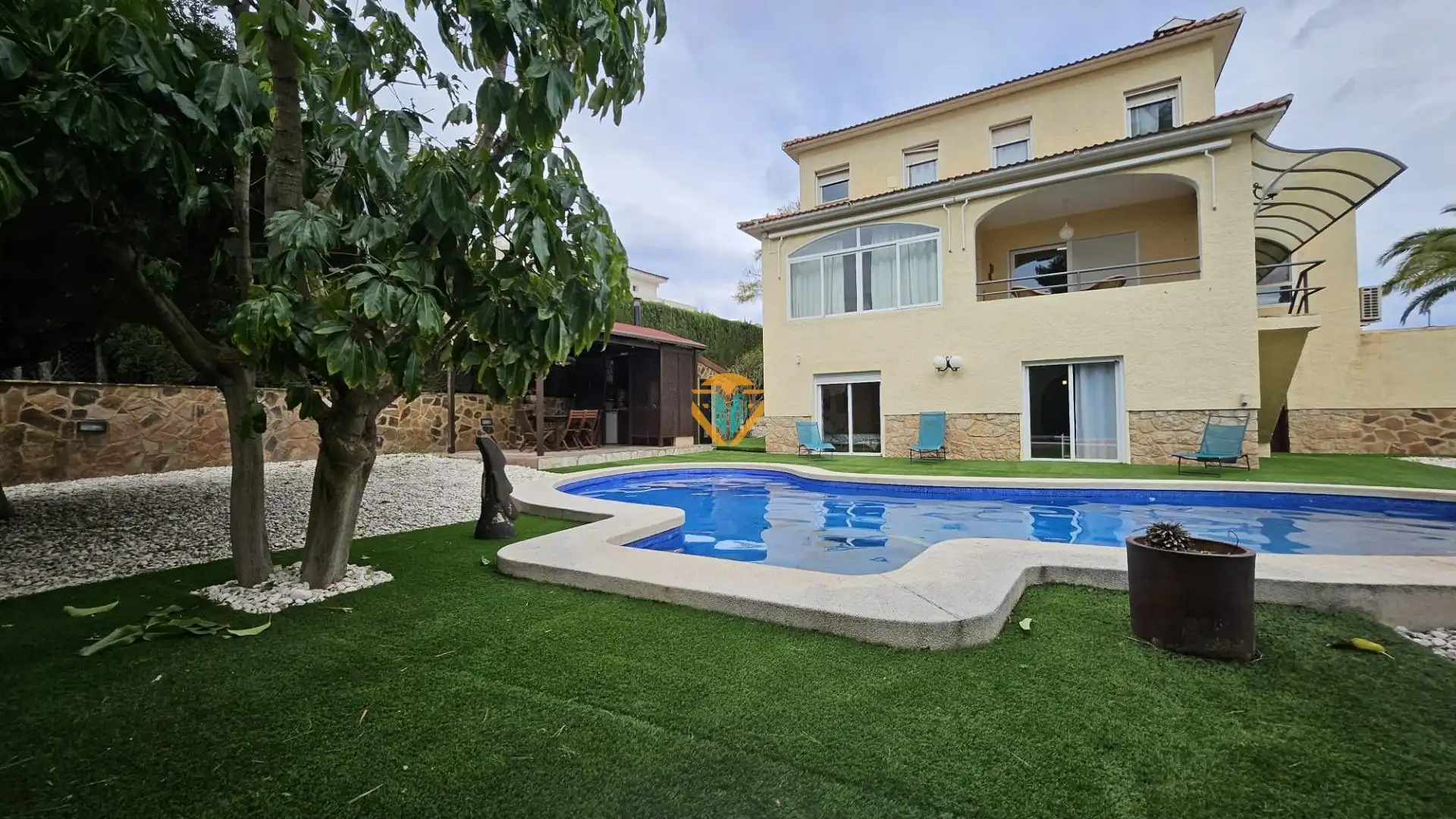 Chalet con terraza en venta en Urbanizaciones