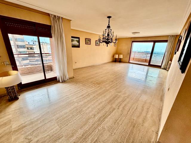 Piso en Venta en Avinguda Oscar Espla en Ensanche - Diputación