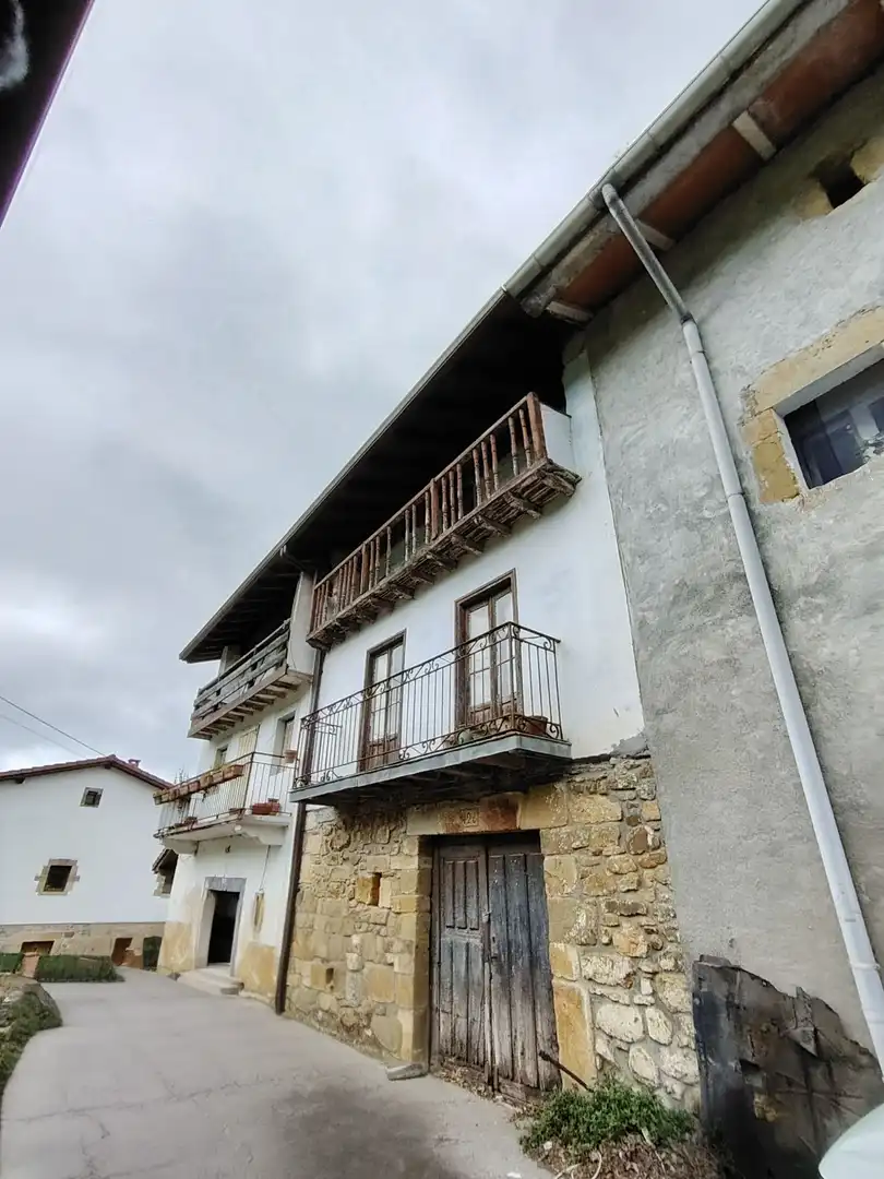 Vista exterior de Casa adosada en venda en Liendo amb Calefacció, Jardí privat i Terrassa