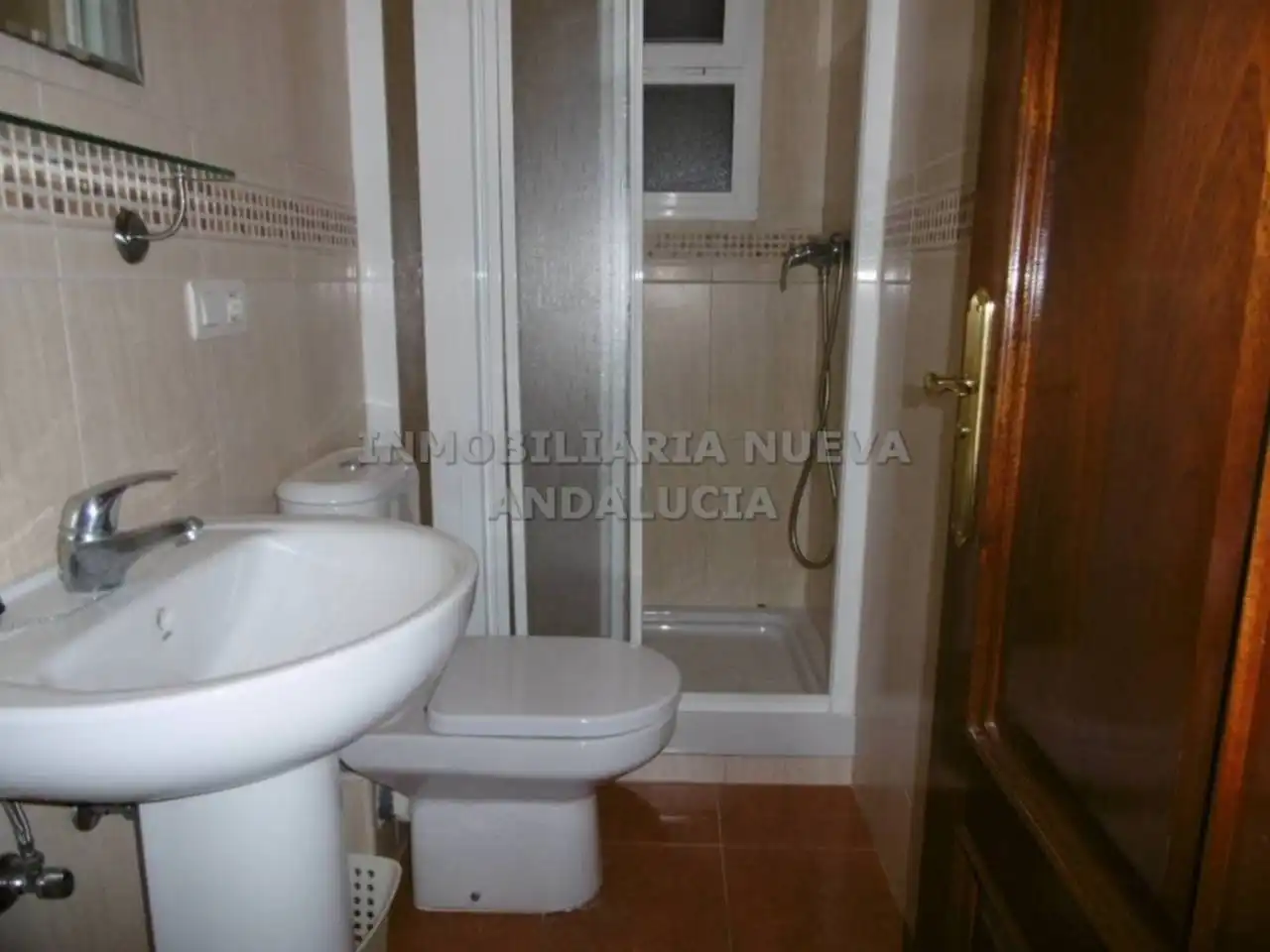 Baño de Piso de alquiler en Almería con Terraza y Amueblado