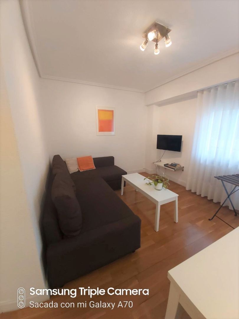 Sala d'estar de Apartament en venda en Bilbao  amb Calefacció, Moblat i Forn