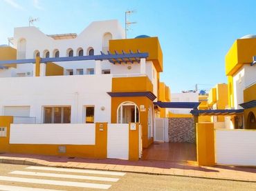 Casa con balcón en venta en San Juan de los Terreros