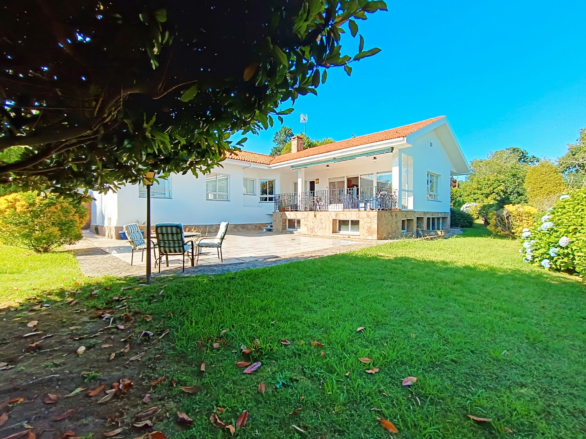 Jardín de Casa o chalet en venta en Oleiros con Calefacción, Jardín privado y Terraza