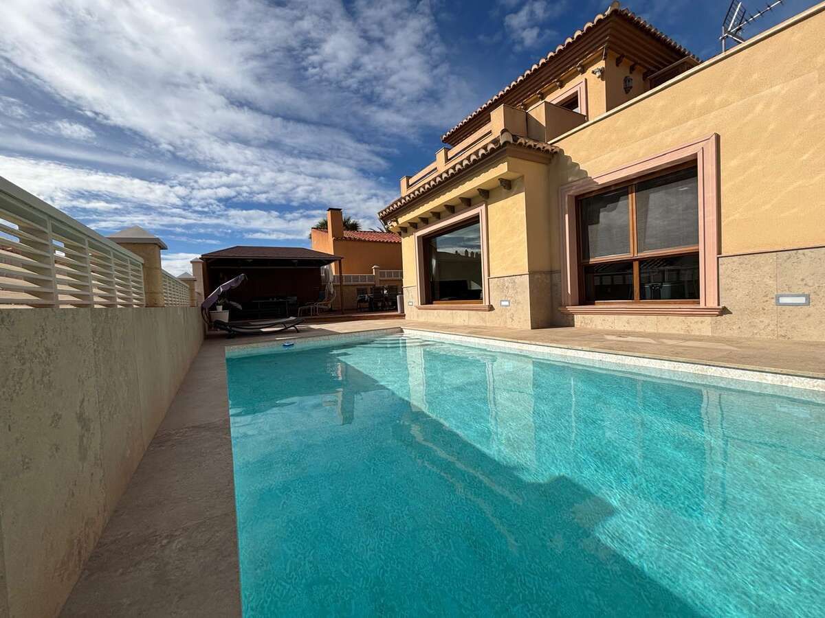 Piscina de Casa o xalet en venda en Roquetas de Mar amb Aire condicionat, Jardí privat i Terrassa