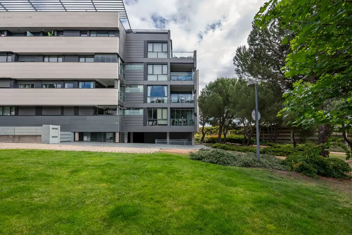 Außenansicht von Dachboden zum Verkauf in Majadahonda mit Klimaanlage, Heizung und Privatgarten