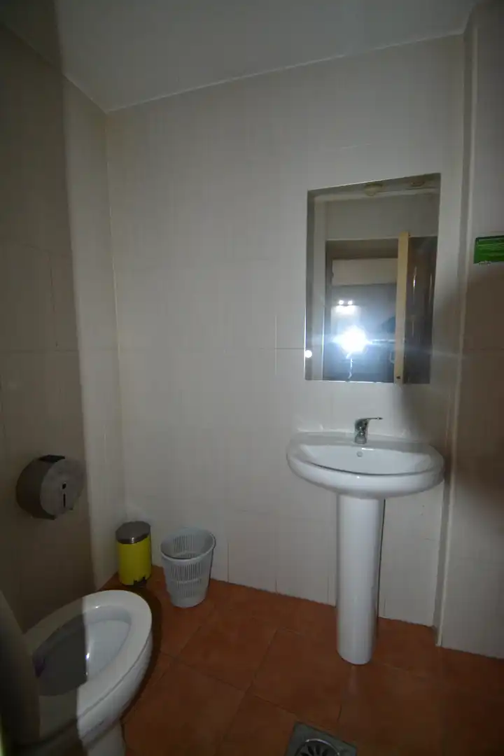Badezimmer von Geschaftsraum zum Verkauf in Malpartida de Plasencia mit Klimaanlage, Heizung und Möbliert