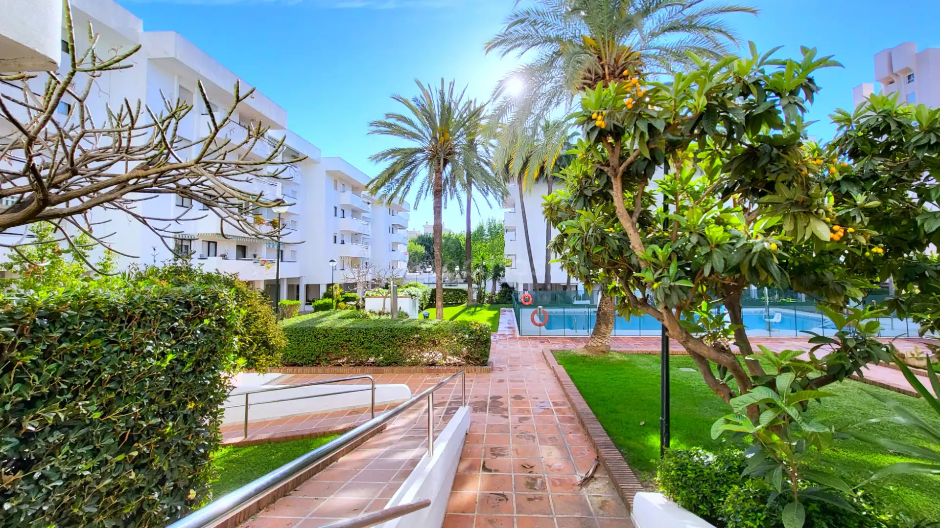 Piso con piscina en venta en Calle Nerja 6