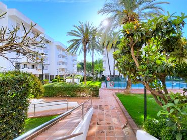Piso con piscina en venta en Calle Nerja 6