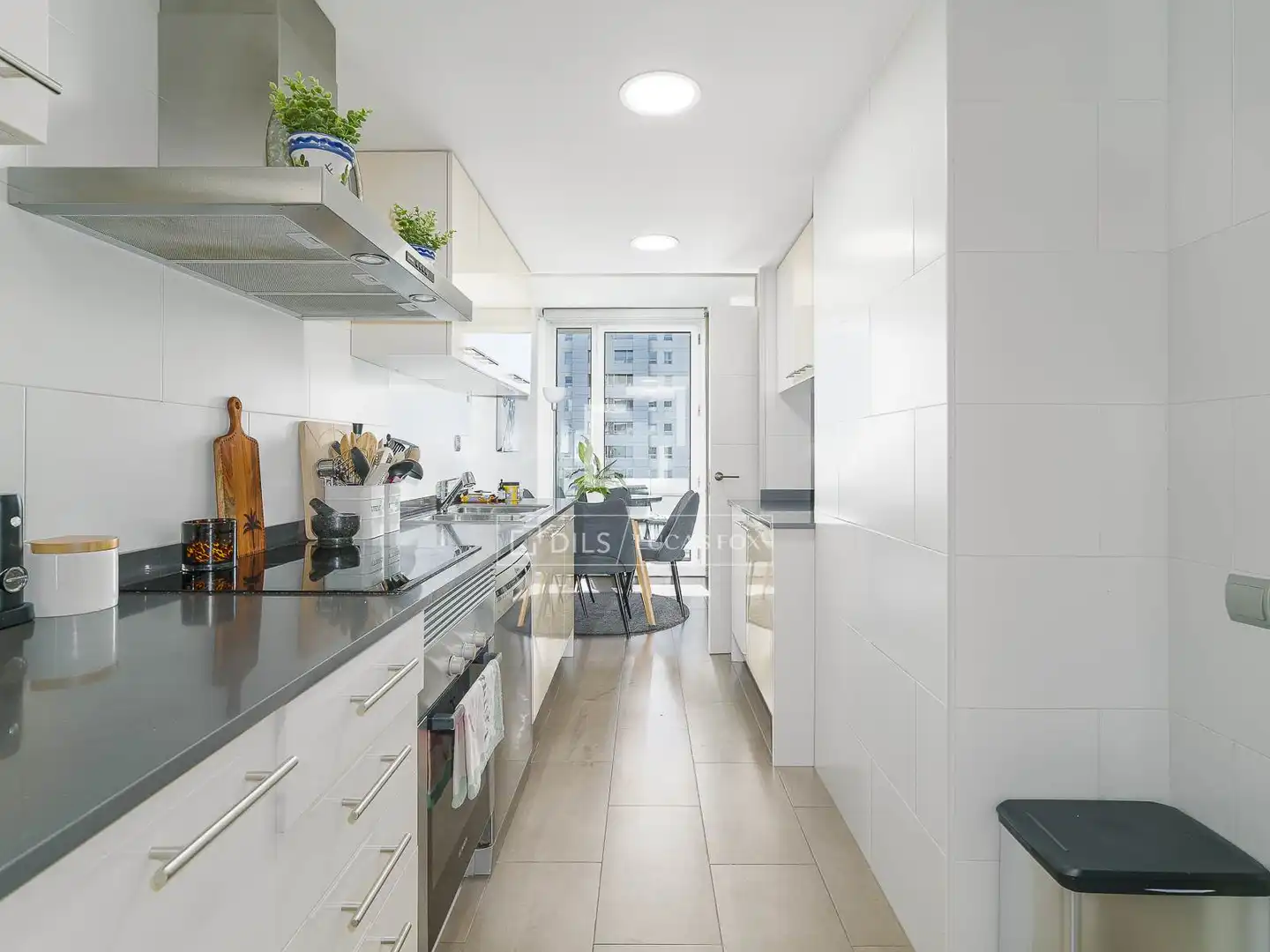 Küche von Wohnung zum Verkauf in Barcelona mit Klimaanlage und Balkon