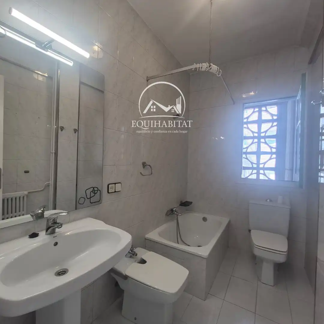 Baño de Piso de alquiler en Lleida con Aire acondicionado y Terraza