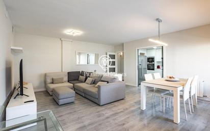 Sala d'estar de Pis en venda en Sant Just Desvern amb Aire condicionat, Calefacció i Jardí privat