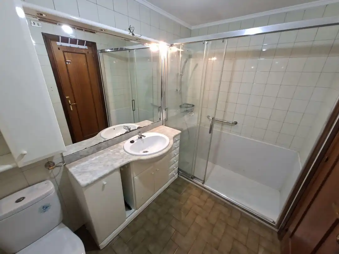 Badezimmer von Wohnung zum Verkauf in Durango mit Heizung und Terrasse