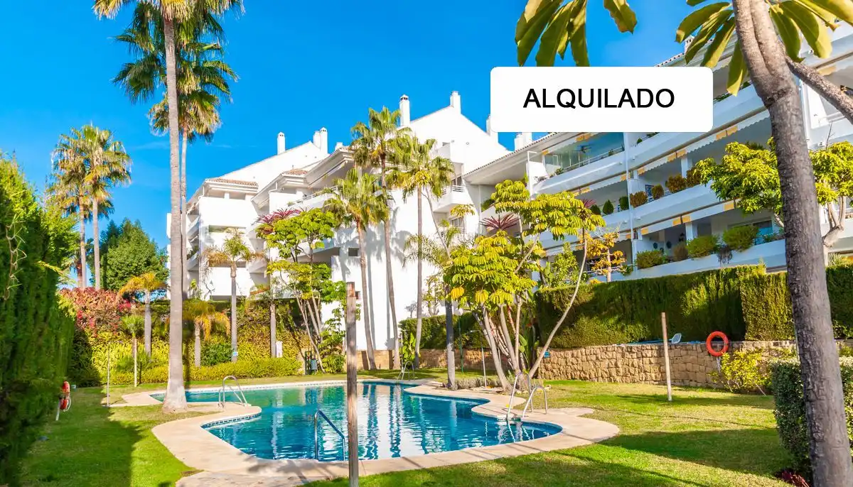 Vista exterior de Piso en venta en Marbella con Calefacción, Terraza y Piscina comunitaria