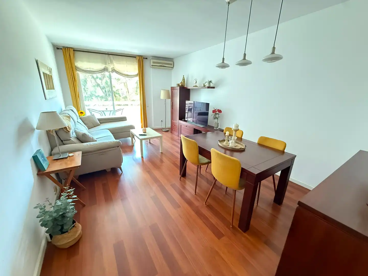 Wohnzimmer von Wohnung zum Verkauf in Cornellà de Llobregat mit Klimaanlage, Heizung und Parkett