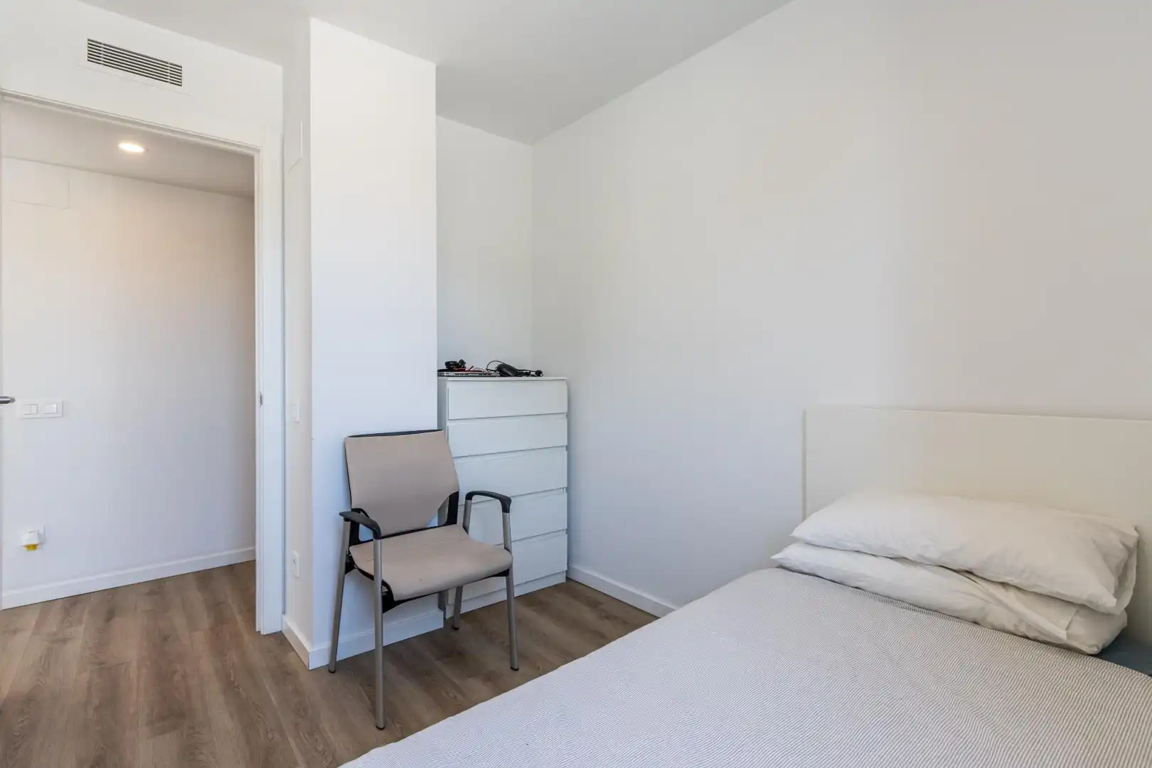 Bedroom of Flat for sale in Sabadell  with Heating, Terrace and Community pool