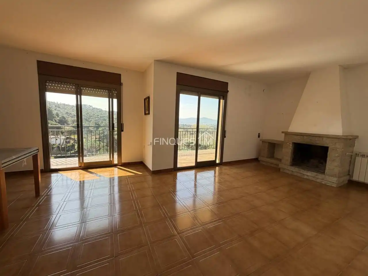Sala d'estar de Casa adosada en venda en Tordera amb Jardí privat, Terrassa i Piscina