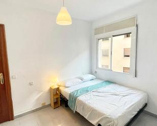 Bedroom of Flat to share in  Barcelona Capital  with Washing machine and TV