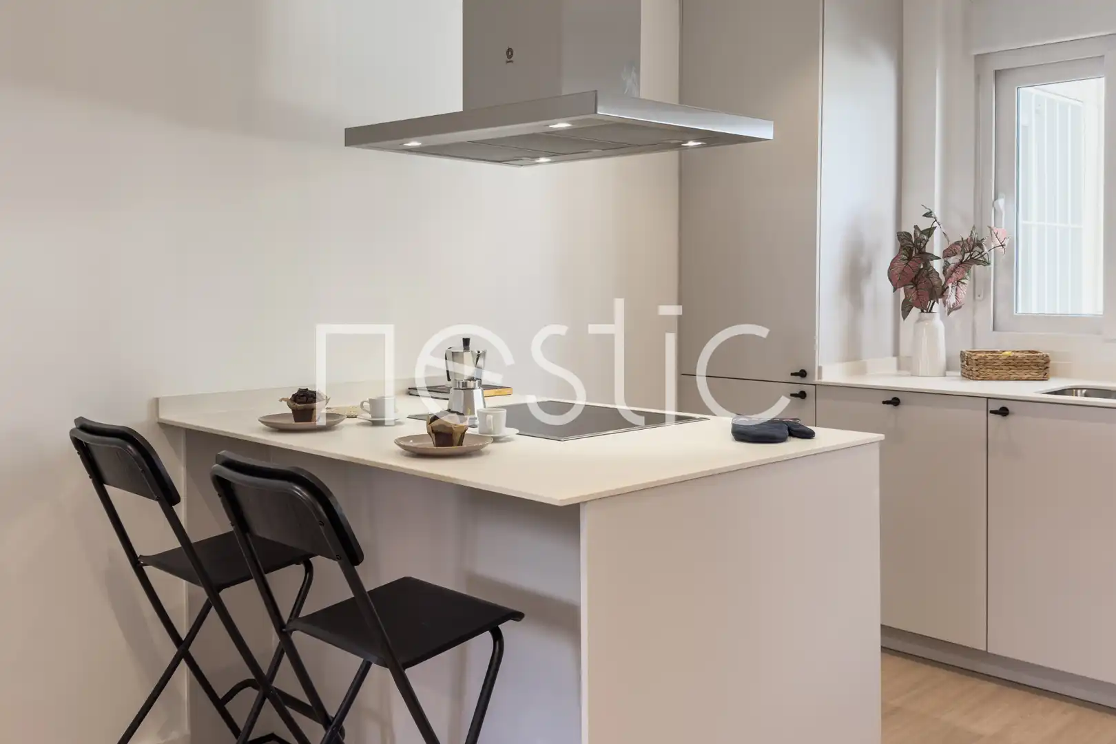 Cuina de Apartament de lloguer en Madrid amb Aire condicionat, Calefacció i Moblat