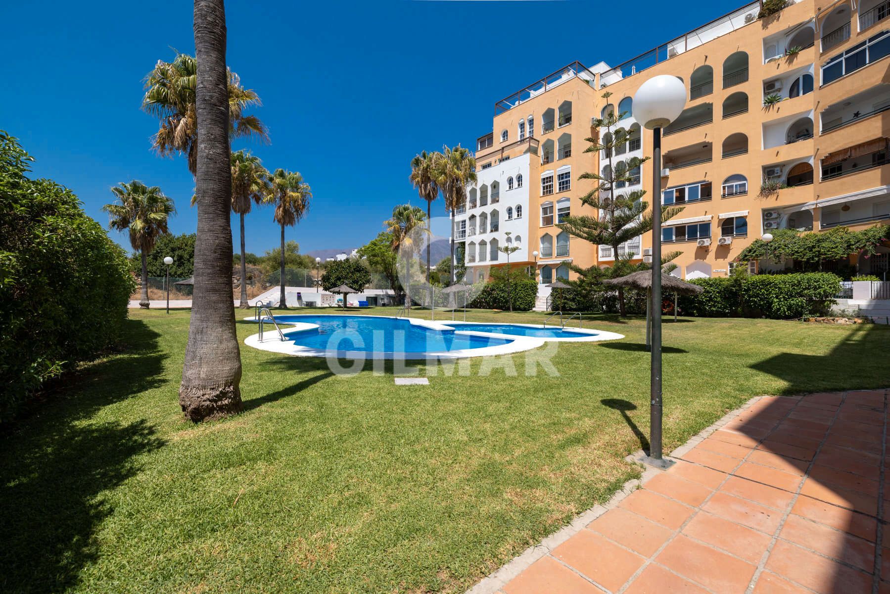 Vista exterior de Apartament en venda en Estepona amb Aire condicionat i Piscina comunitària
