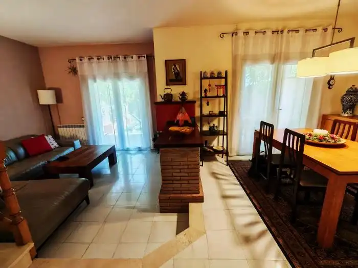 Sala de estar de Casa adosada en venta en Lliçà d'Amunt con Aire acondicionado, Calefacción y Jardín privado
