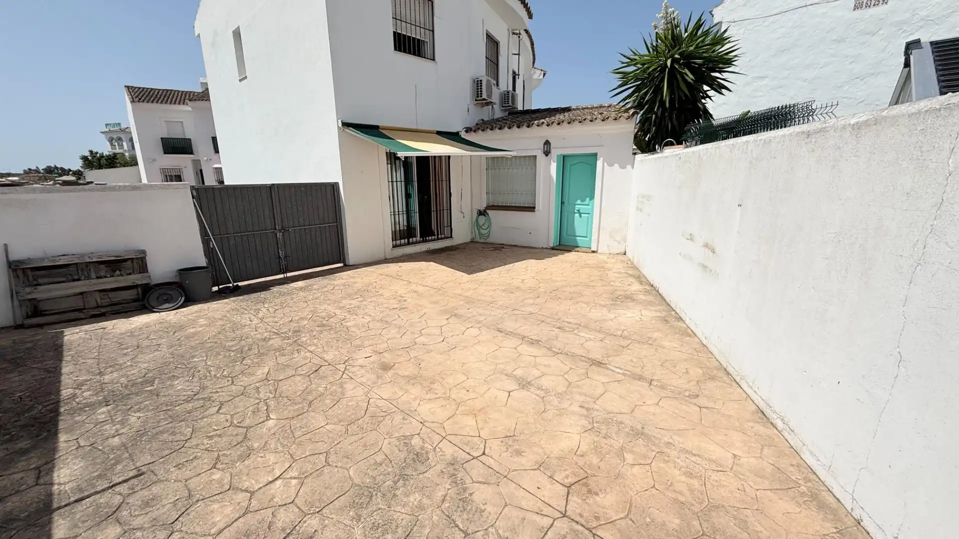 Vista exterior de Casa adosada en venta en Chiclana de la Frontera