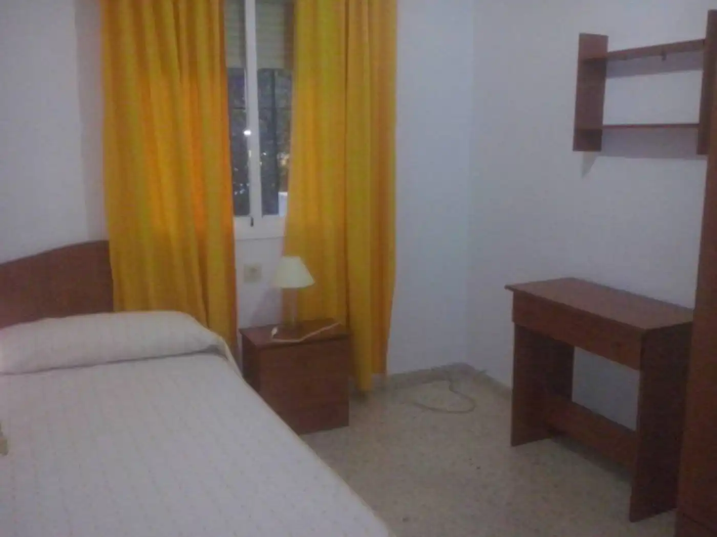 Habitación de Piso de alquiler en Sevilla con Terraza y Amueblado