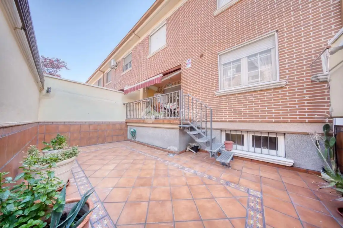 Vista exterior de Casa adosada en venda en Laguna de Duero amb Calefacció, Parquet i Balcó