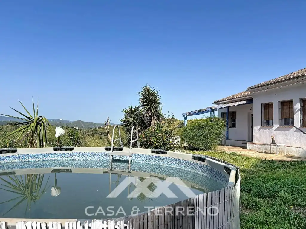 Vista exterior de Casa o xalet en venda en Canillas de Aceituno amb Jardí privat, Terrassa i Piscina