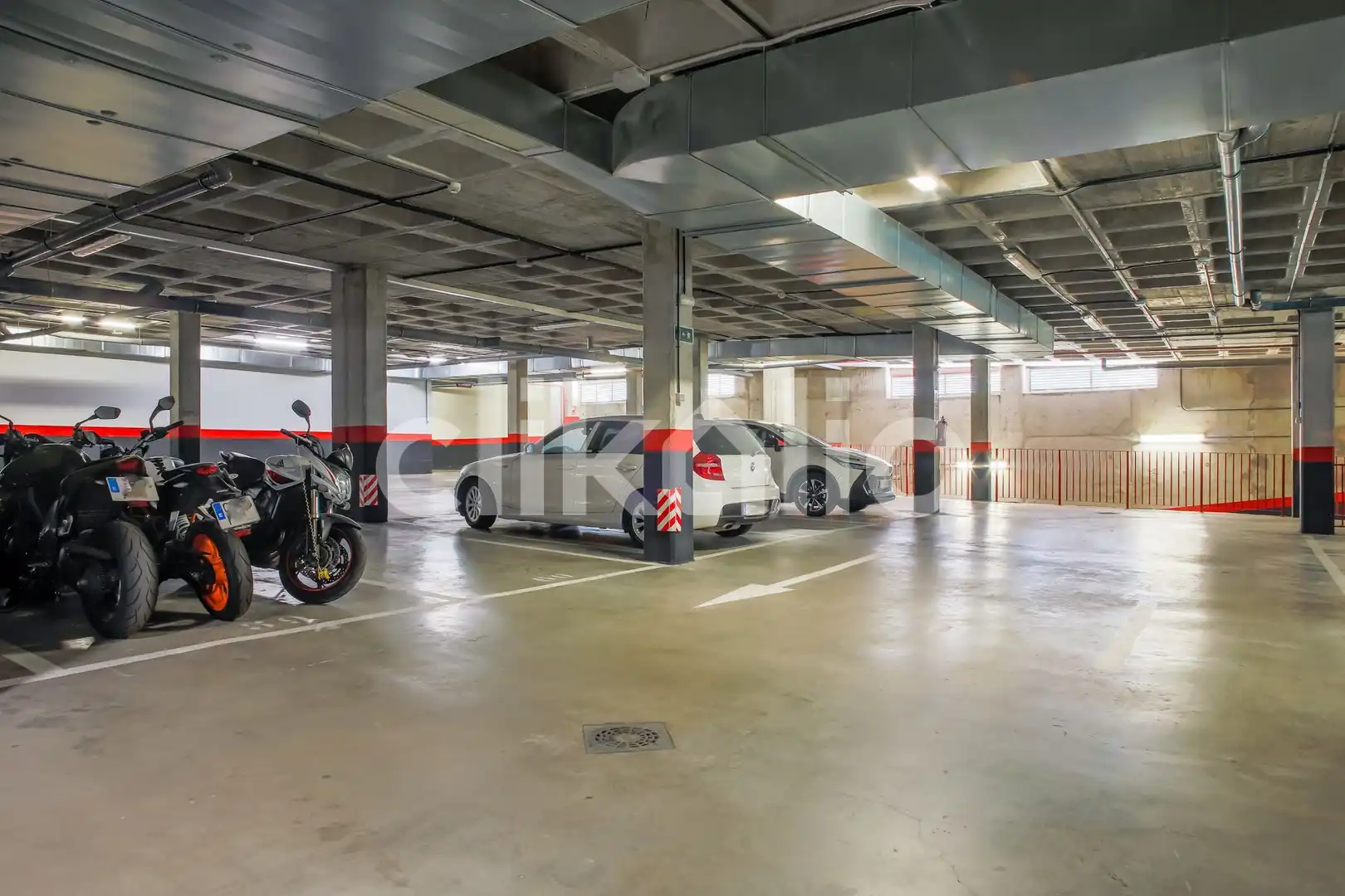 Parkplatz von Wohnung zum Verkauf in Tres Cantos mit Heizung, Privatgarten und Terrasse