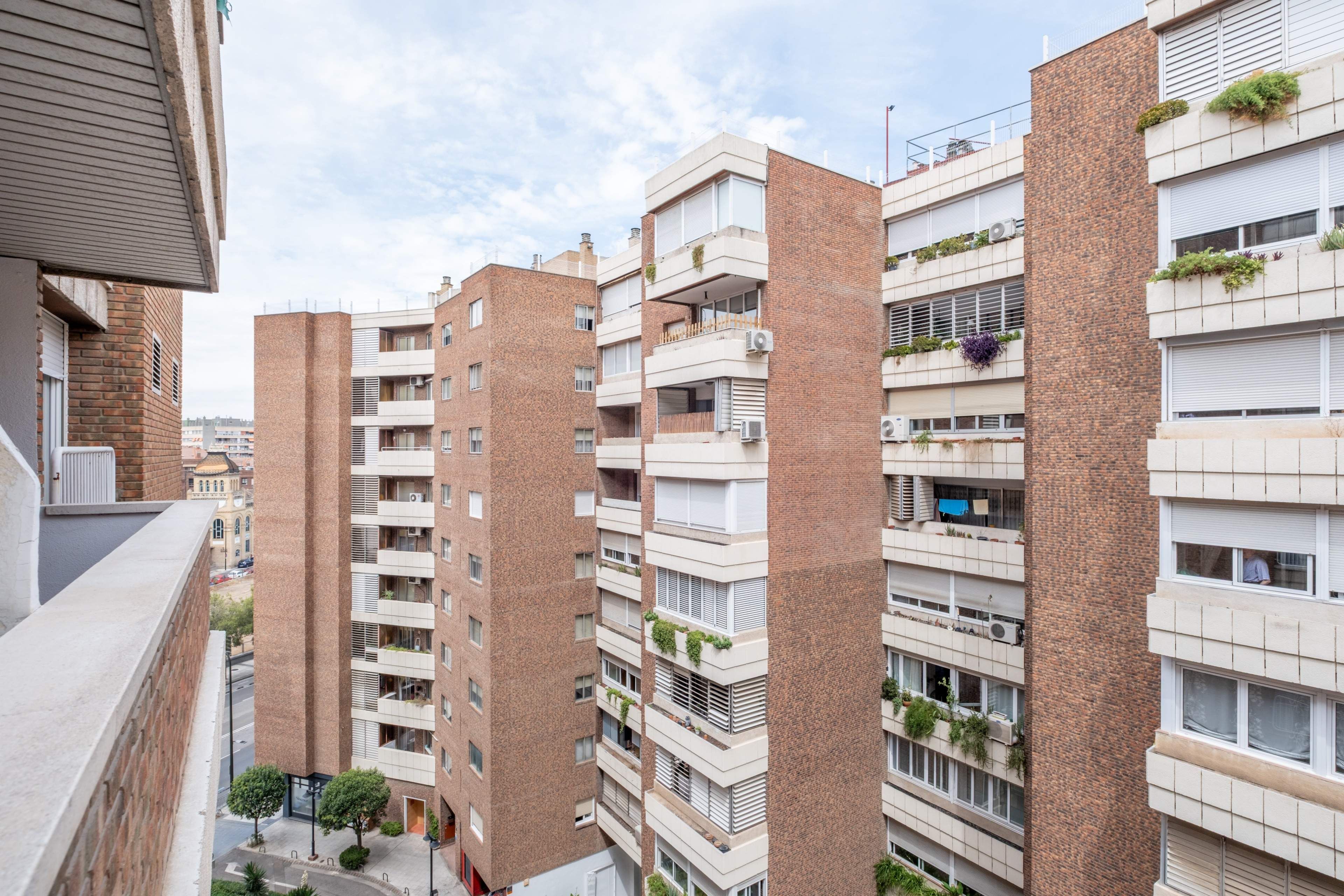 Vista exterior de Pis en venda en  Zaragoza Capital amb Aire condicionat, Jardí privat i Terrassa