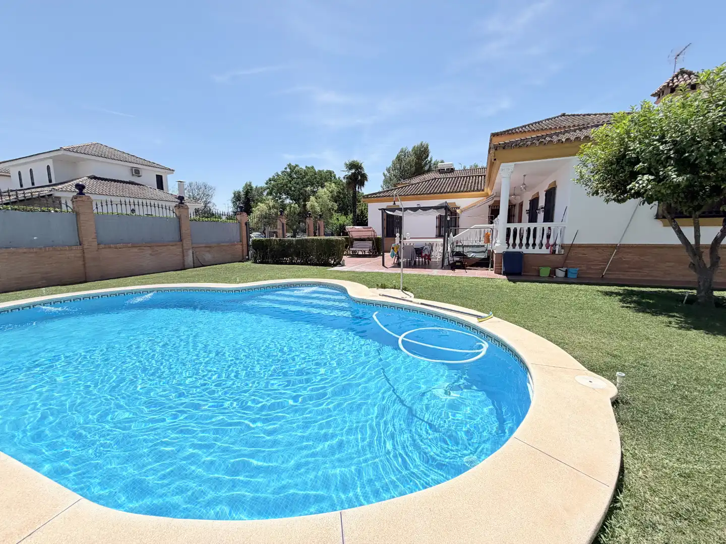 Piscina de Casa o xalet en venda en Bormujos amb Aire condicionat, Jardí privat i Terrassa
