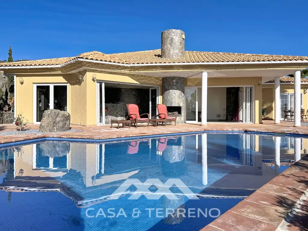 Vista exterior de Casa o xalet en venda en Algarrobo amb Jardí privat, Terrassa i Piscina