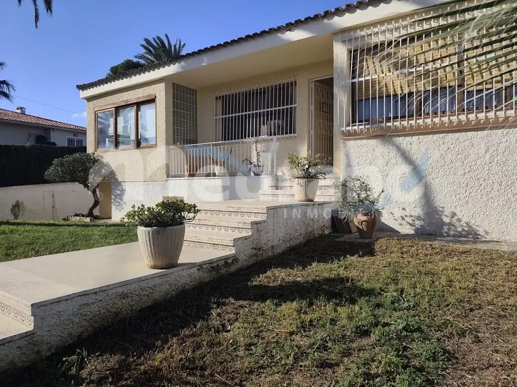 Vista exterior de Casa o chalet en venta en Benidorm con Piscina