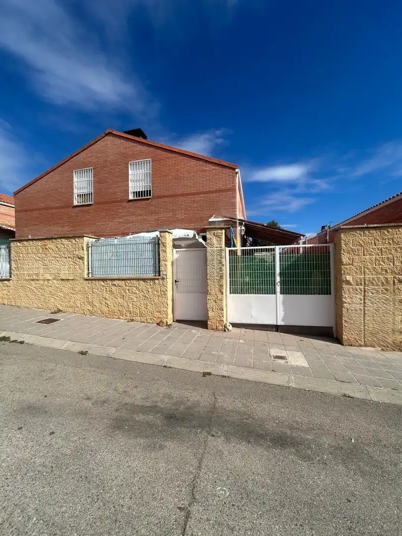 Casa adosada en venta en Pioz